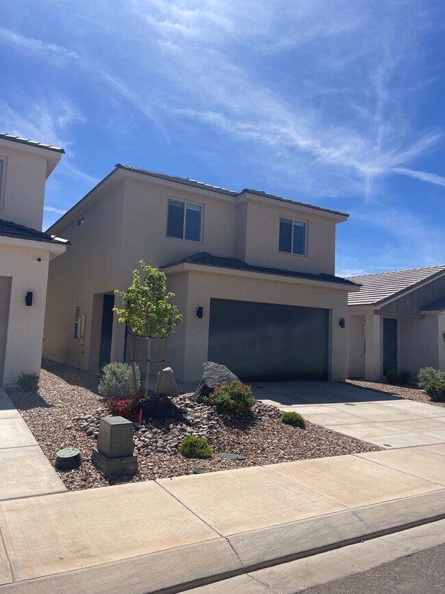 Building Photo - Like-New 4BR Home in Desirable Neighborhood