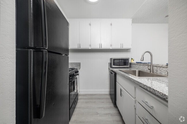 1BR, 1BA - 650SF - Kitchen