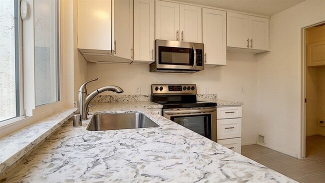 Building Photo - 3BR 1.5BA Townhome with 2 Car Garage, Larg...