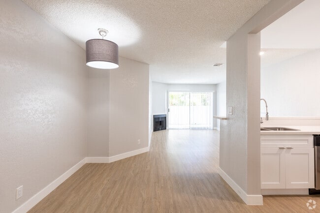 2BR, 2BA - 1000SF
