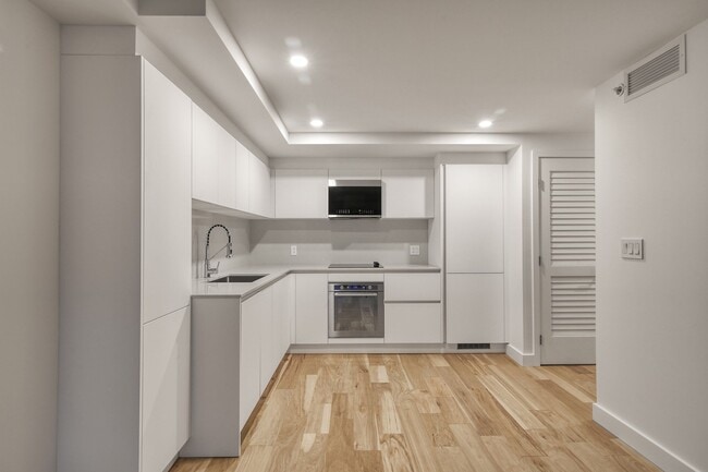 Building Photo - 3460 Rue Peel Unit 509