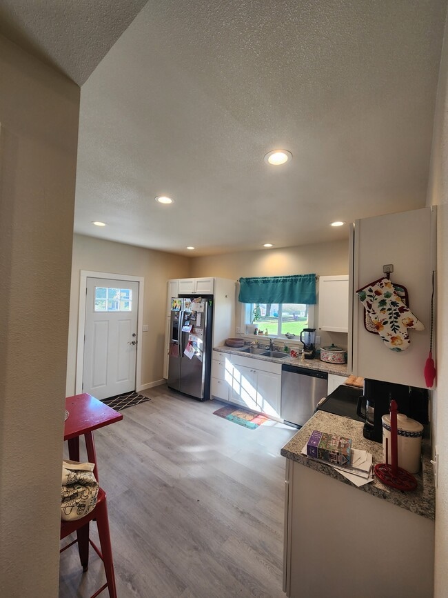 Photo - 785 NW West St