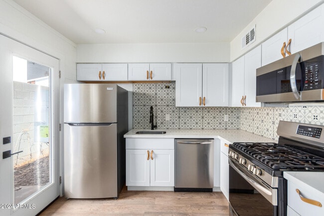 Building Photo - 3038 N 38th St Unit 7