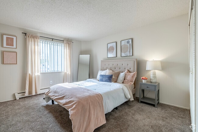 1BD, 1BA - 620SF - Primary Bedroom - Westchester Towers