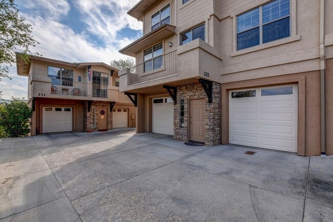 Building Photo - 221 Spring St Unit 227