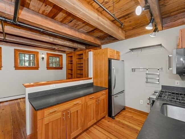 Photo - 253 River St