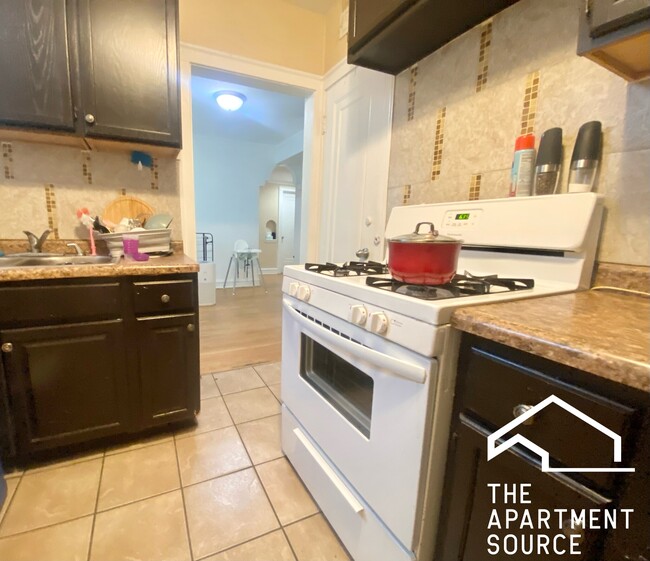 Building Photo - 4454 W Diversey Ave Unit 3