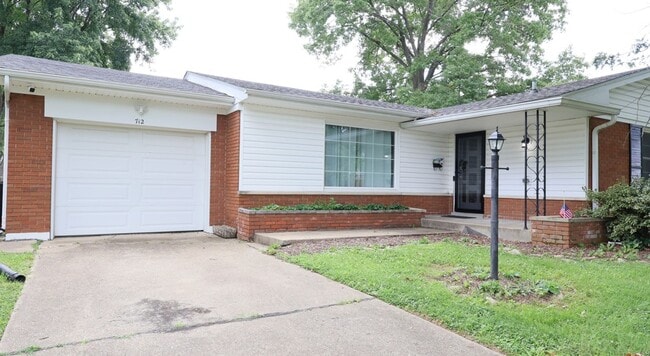 Photo - Spacious Modern 4 bedroom, 1 Full Ba, 2 Half bath
