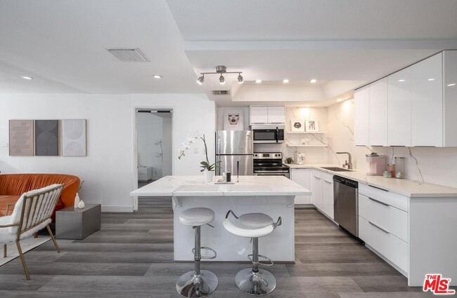 Building Photo - 321 S San Vicente Blvd Unit 101 Rental