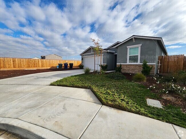 Building Photo - Spacious 4 bedroom, 2 bathroom home with S...