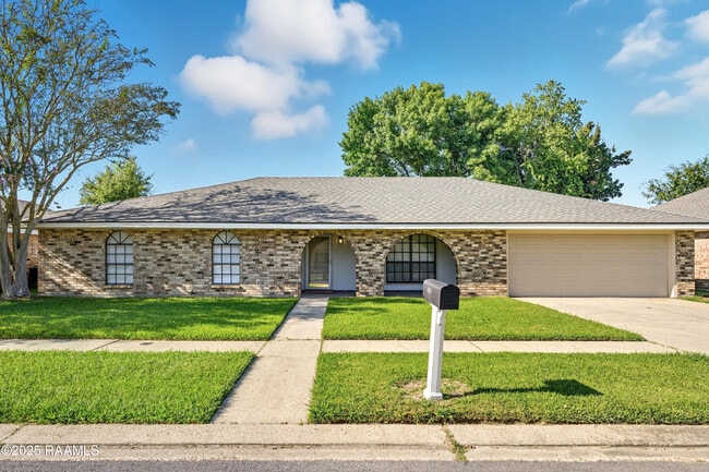 Building Photo - 119 Canada Dr