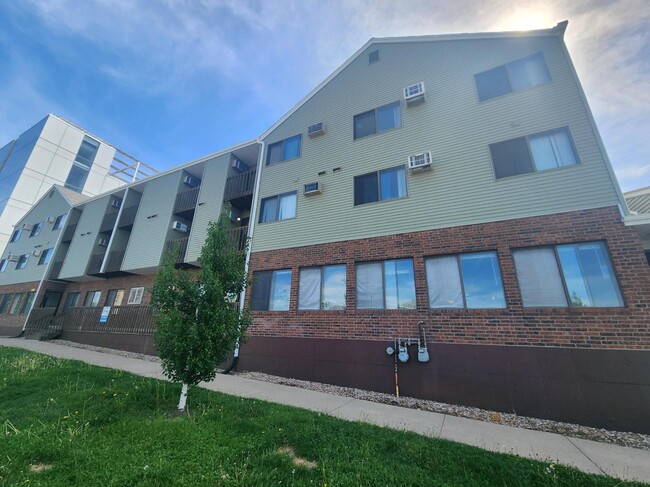 Building Photo - 522 S Clinton St Rental