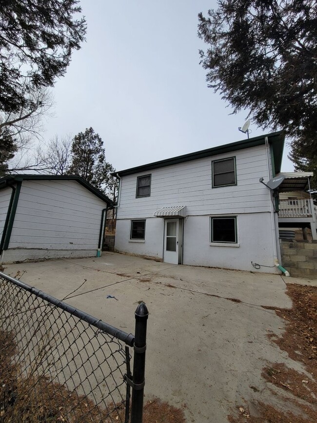 Building Photo - $1195 - 1BR/1BA Pet Friendly Duplex Near G... Rental