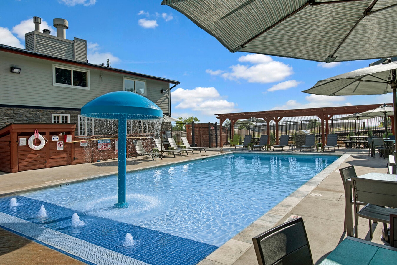 Pool - Rosemont West 84th Apartamentos