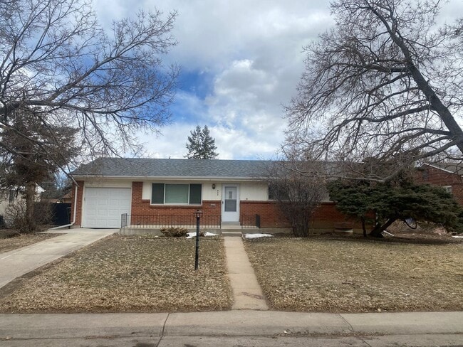 Building Photo - Updated Ranch Style Home