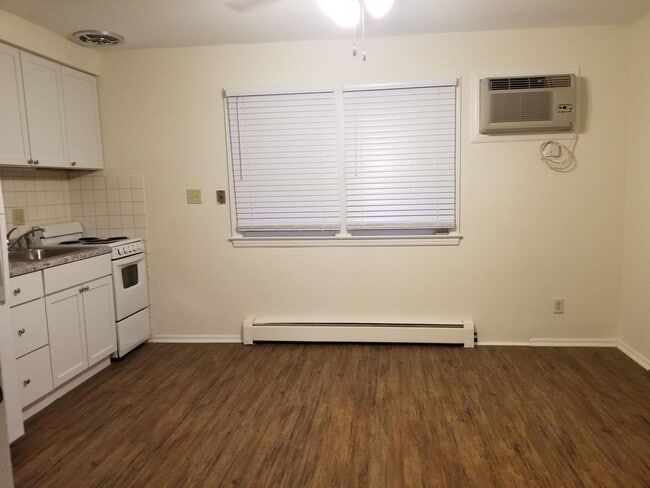 Photo - Efficiency within Walking Distance to UIHC, on second floor, available by 12/19/2025 Unit 1015-66