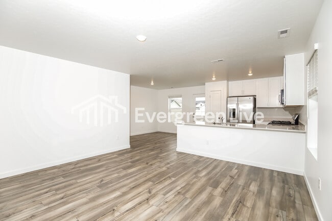 Photo - 324 Lightning Ave