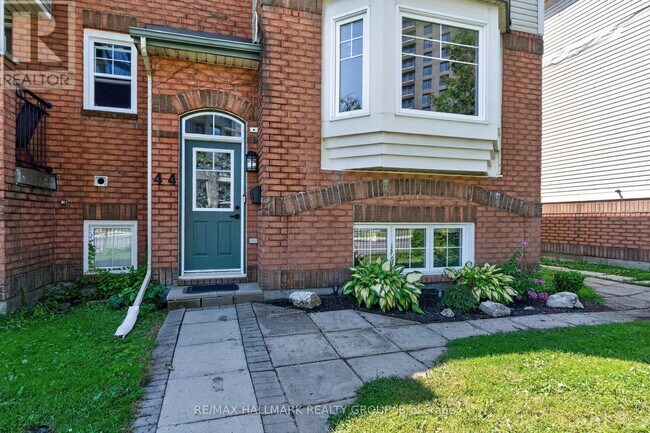 Photo - 44 Centrepointe Dr
