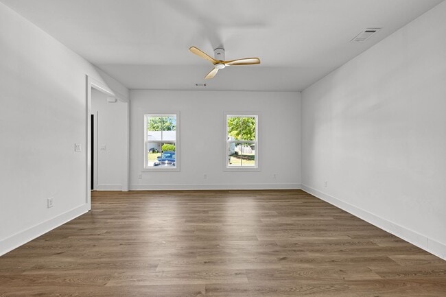 Photo - 3 Bedroom House Walkable to downtown Zebulon with Lawncare included!