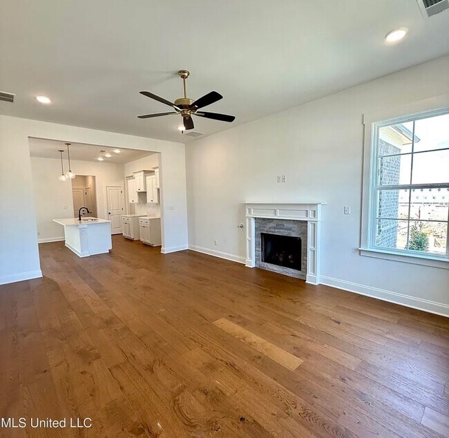 Photo - 607 Sunflower St