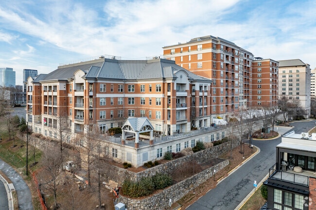Atrás - The Mercer Condominium