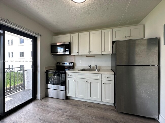 Building Photo - 529 SW 4th St Unit 204