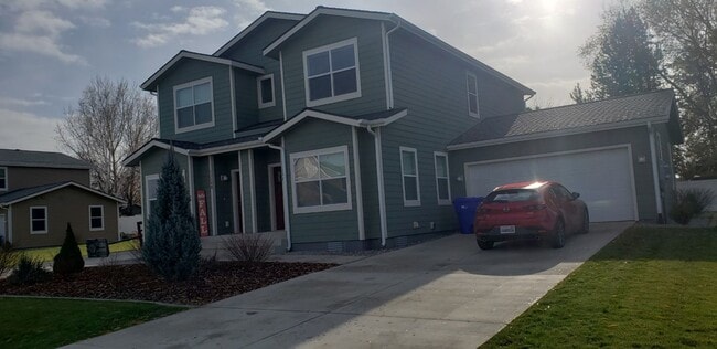 Building Photo - 3 bedroom, 2.5 bath duplex Move In August 10th!!