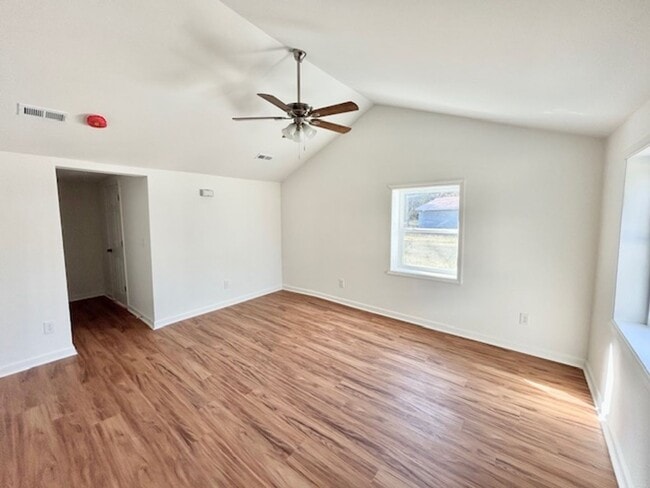 Photo - CHARMING 3 BEDROOM HOME - NEWLY RENOVATED! AVAILABLE MID-JANUARY