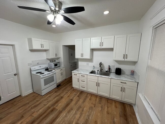 Building Photo - 3459 N 8th St Unit 3461 N 8th St Upper Rental