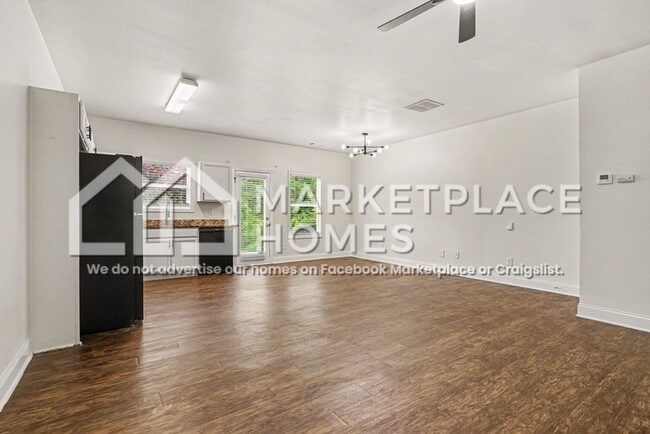 Photo - 835 Johnson St