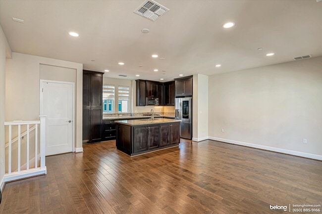 Building Photo - 389 Basswood Common