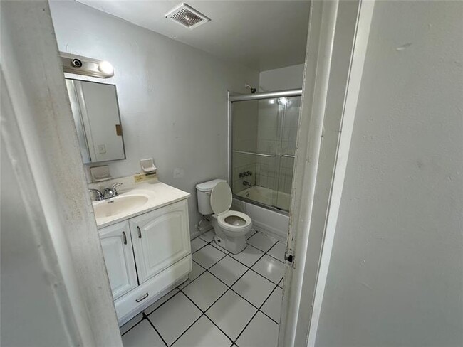 Building Photo - 3700 NW 21st St Unit 411