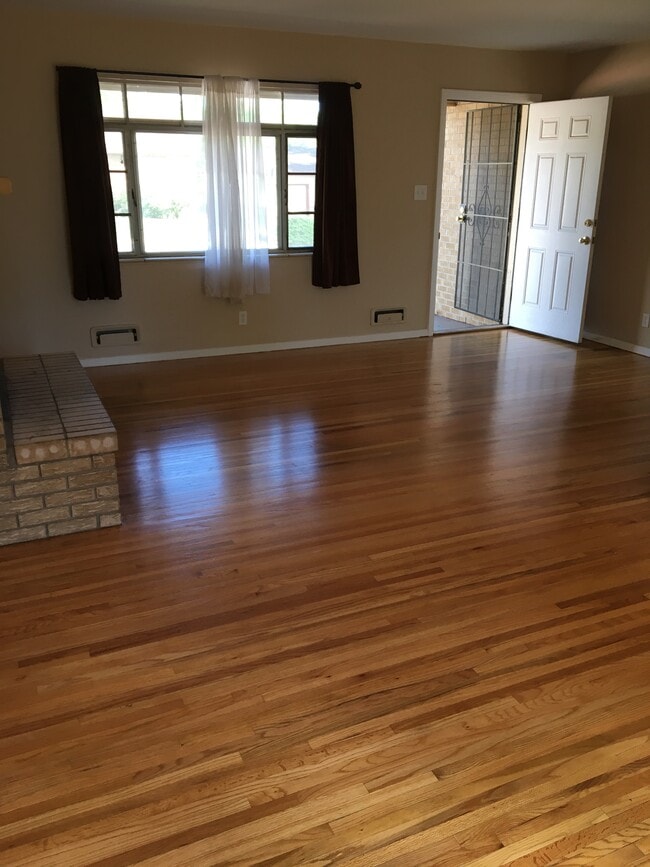 Photo - 305 Crestone Ave