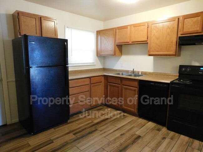 Photo - 2044 Bunting Ave