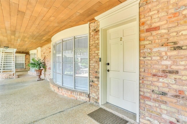 Building Photo - 2727 Briarhurst Dr Unit True