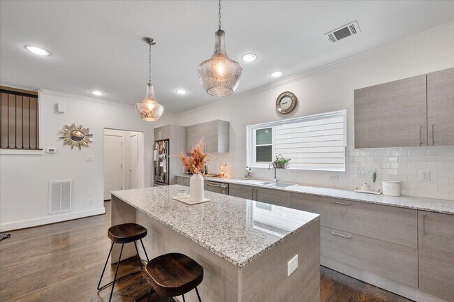 Photo - 1333 W 22nd St