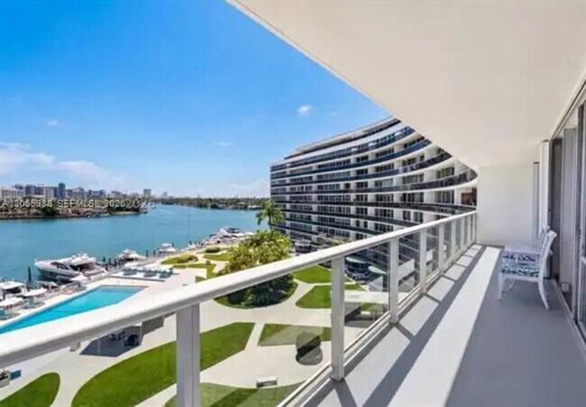 900 Bay Dr