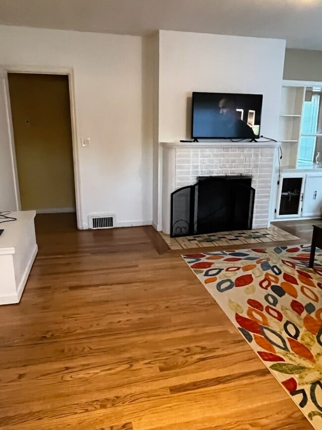 Building Photo - 965 NE C St