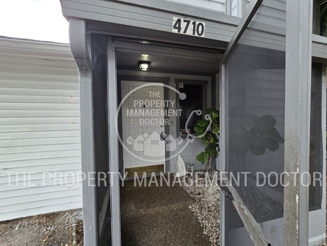 Building Photo - 4BR/2.5BA Tampa Home | Dual Kitchen Areas, Private Bedroom & Fresh Updates