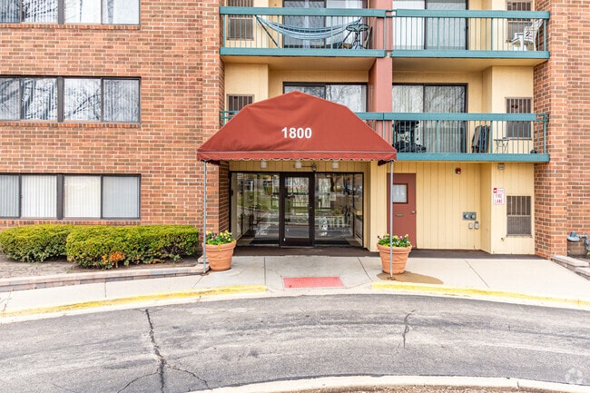 Entrance - Huntington Grove Condominiums