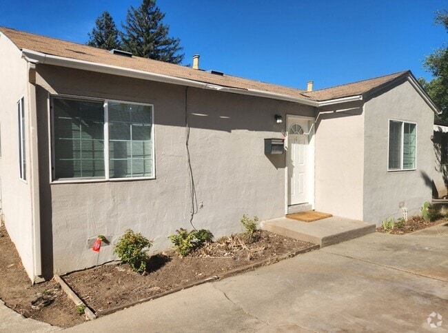 Building Photo - Check out this cozy 1-bedroom, 1-bathroom ... Unit 4 Rental