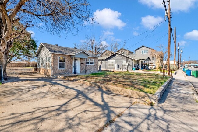 Photo - Cozy 3 Bed 2 Bath- Newly Renovated Home in Downtown San Antonio!