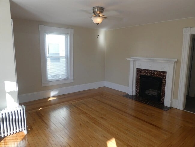 Building Photo - 717 Pine St Unit A Rental