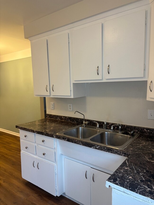 Building Photo - 1110 MacDonald Ave