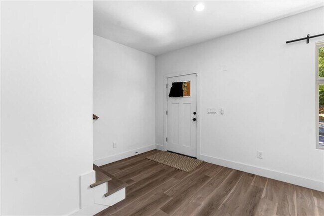 Photo - 598 Formwalt St SW