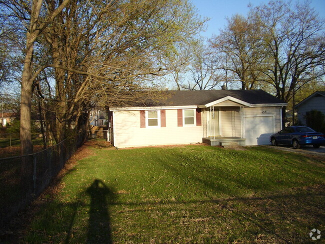 Building Photo - 2 bd house, fenced backyard, over sized ga...