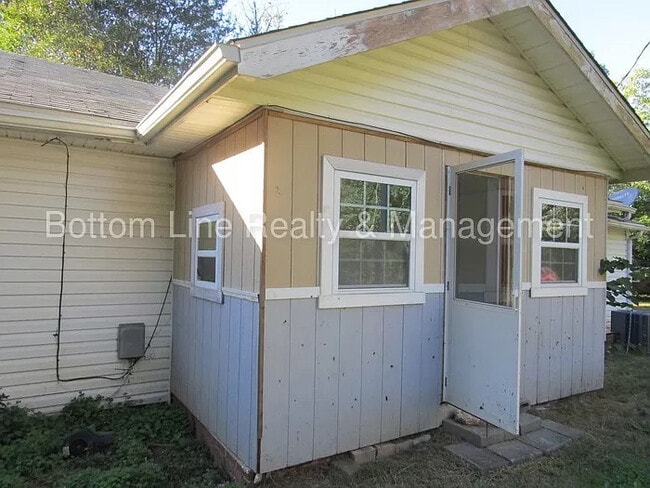 Room in Single Family Home on Plainview Rd