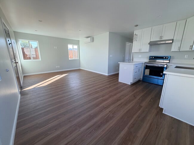 Sala/Comedor/Cocina - 10233 Collett Ave