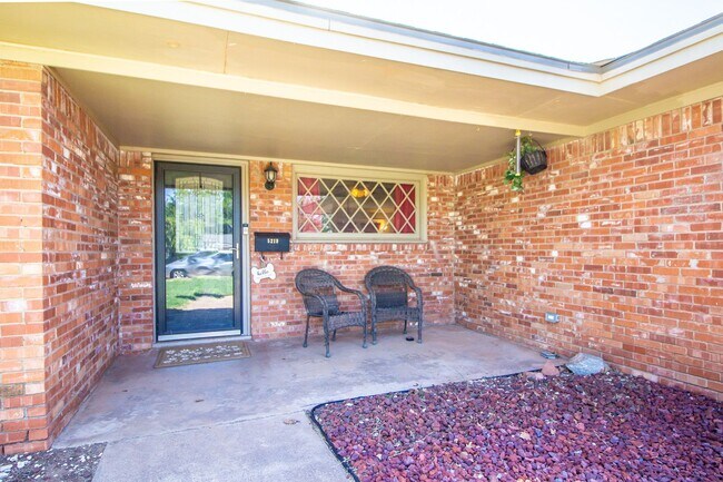 Photo - Great 3 bedroom 2 bathroom house in fantastic Location!