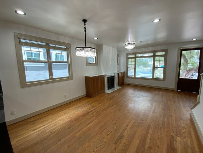 445  E Avenue